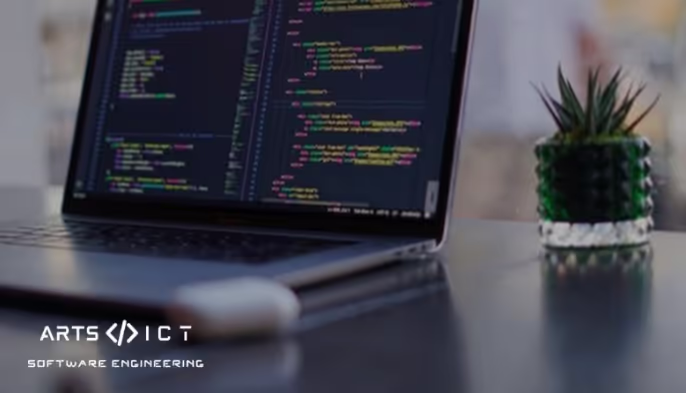 Arts ICT logo zwevend voor een laptop met zichtbare code in beeld